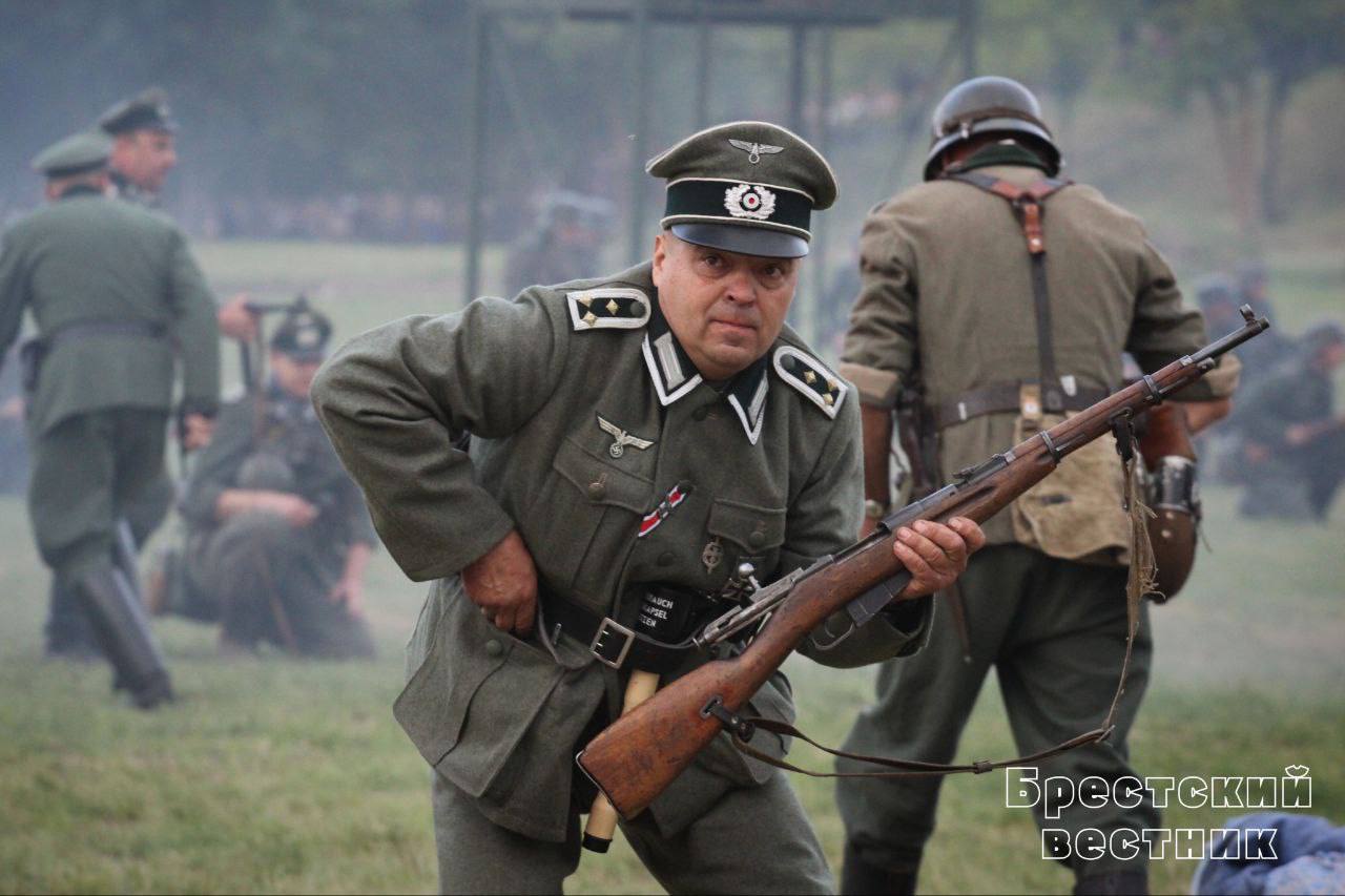 Реконструкторы воссоздали ключевые эпизоды обороны Брестской крепости — видео и фото