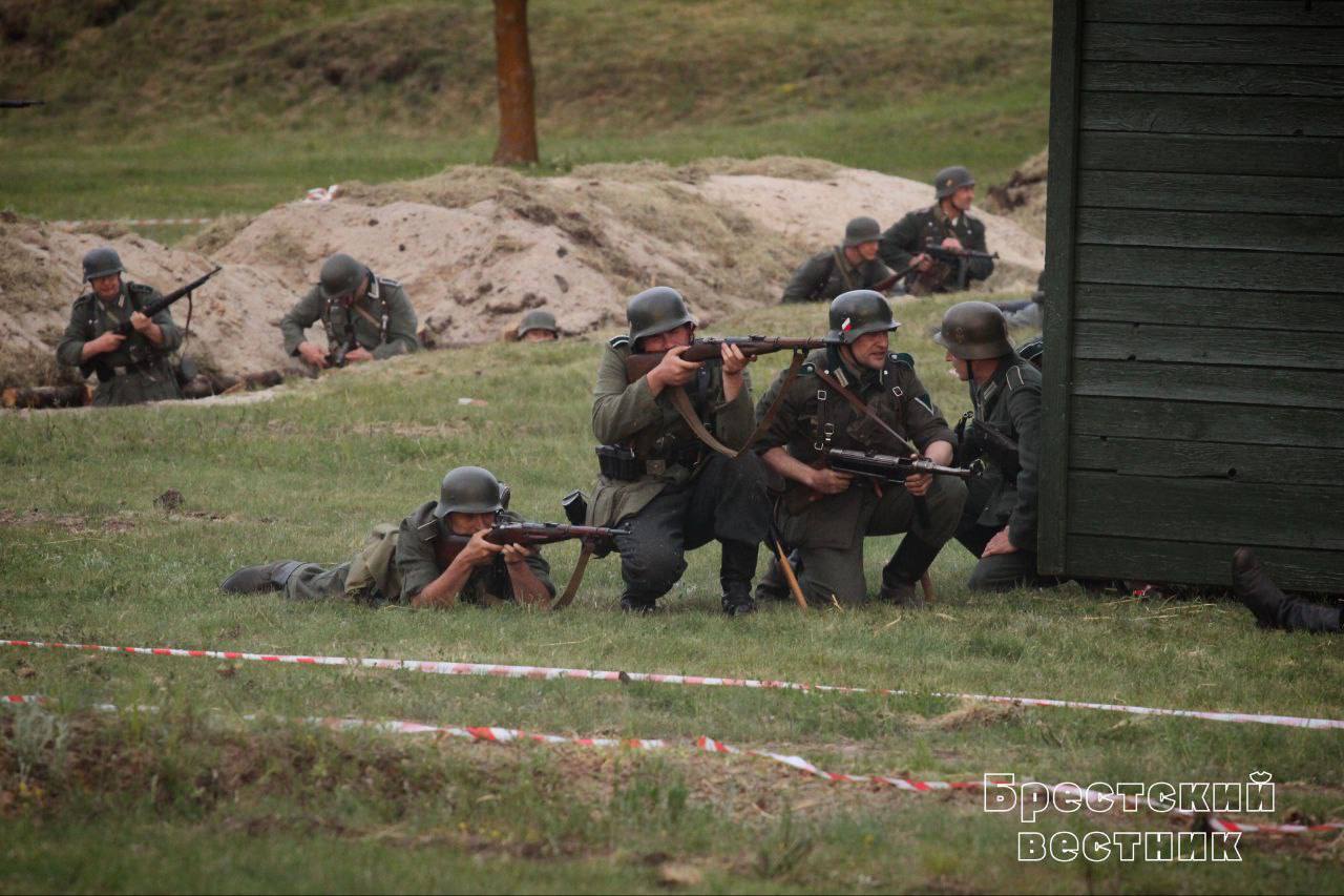 Реконструкторы воссоздали ключевые эпизоды обороны Брестской крепости — видео и фото