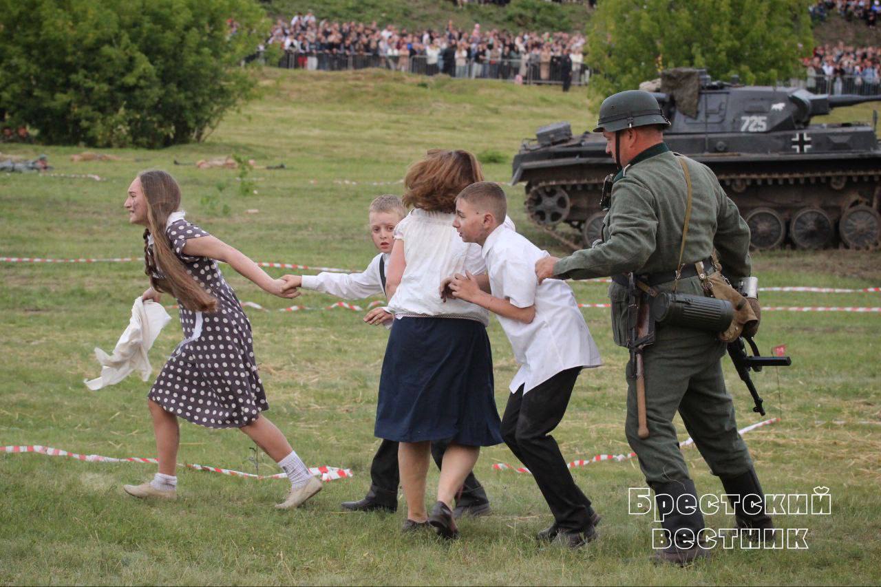 Реконструкторы воссоздали ключевые эпизоды обороны Брестской крепости — видео и фото