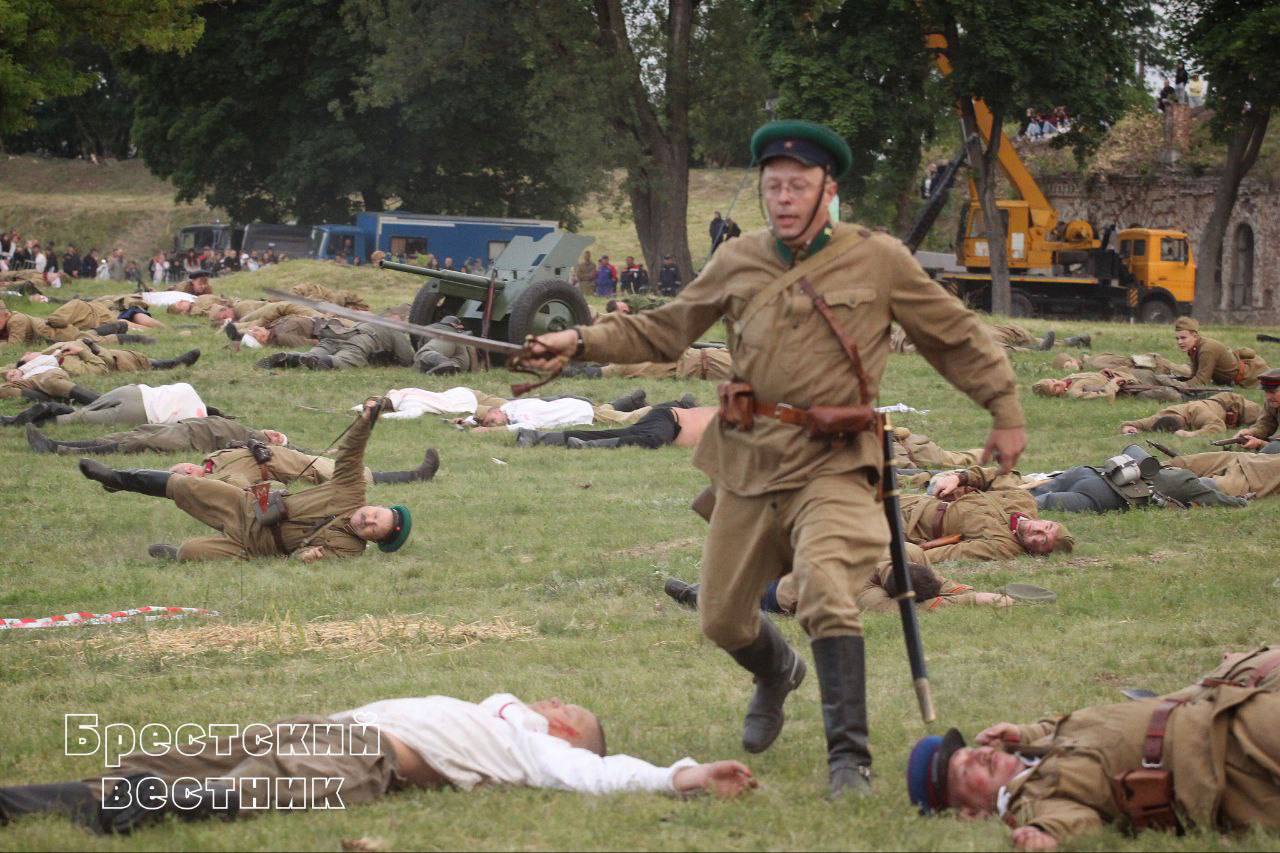 Реконструкторы воссоздали ключевые эпизоды обороны Брестской крепости — видео и фото