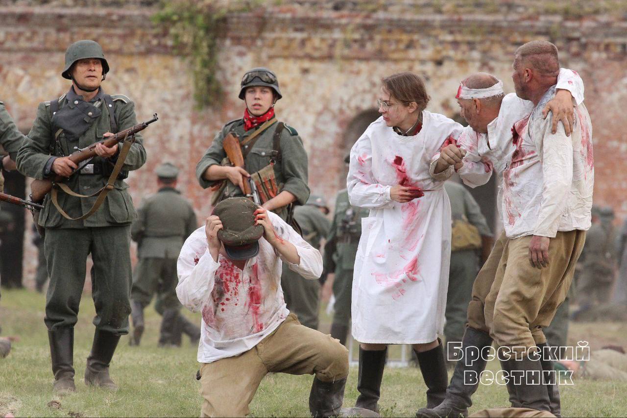 Реконструкторы воссоздали ключевые эпизоды обороны Брестской крепости — видео и фото