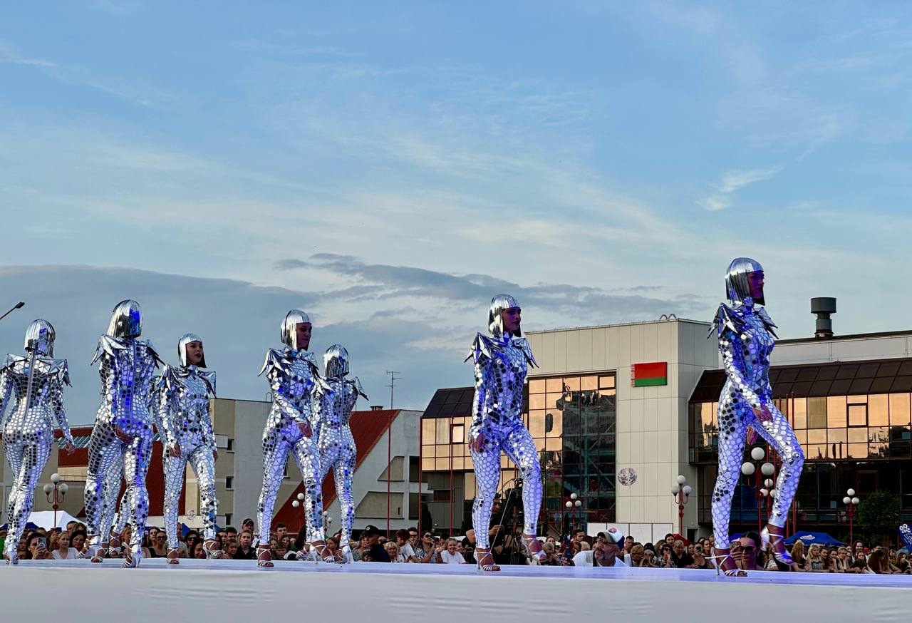 Эксклюзивные коллекии и коллаборации представили на фестивале моды и стиля «LookБуг» в Бресте