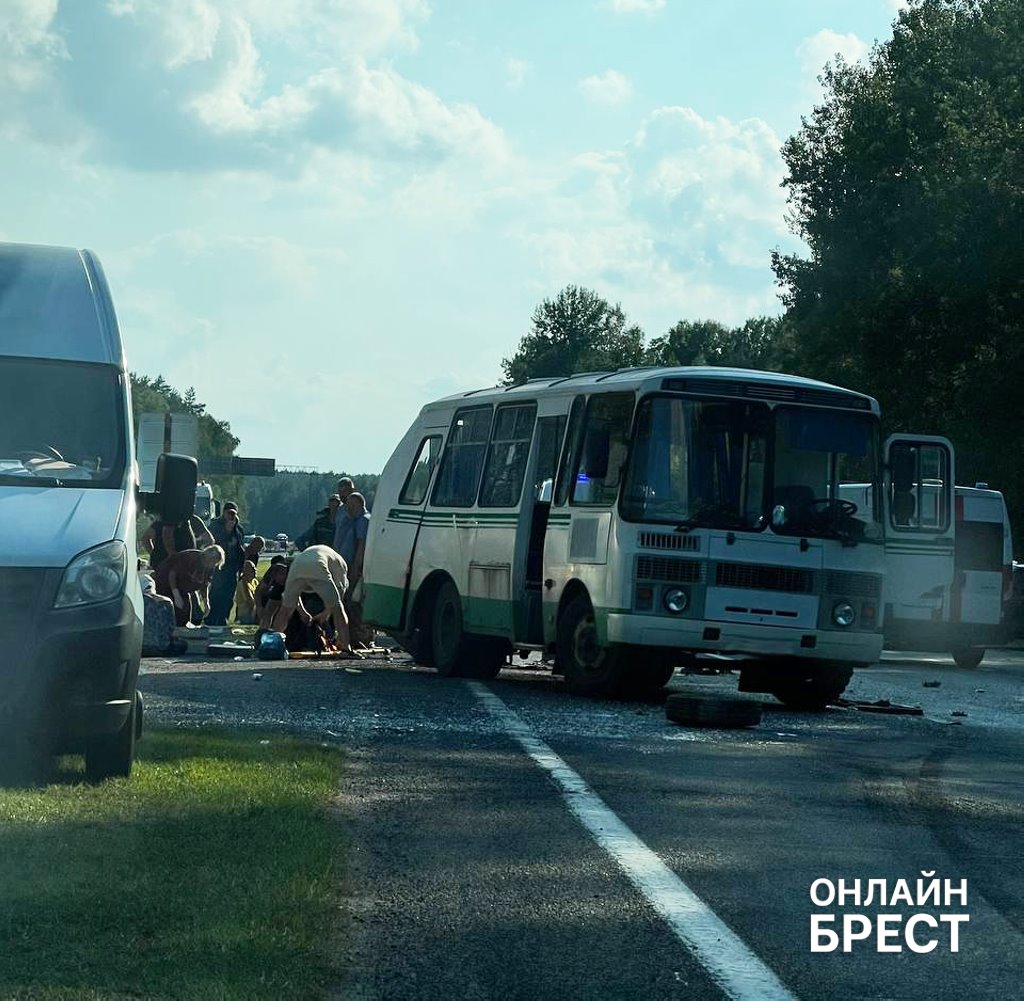 В Березовском районе произошло жесткое ДТП с участием автобуса — рассказываем подробности