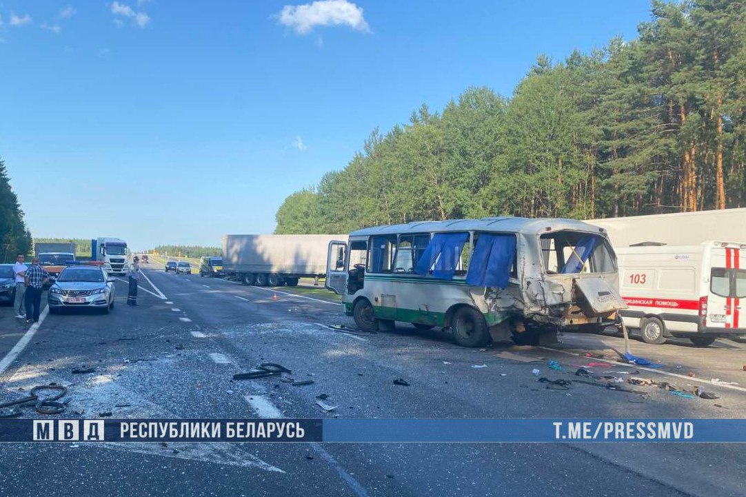 В Березовском районе произошло жесткое ДТП с участием автобуса — рассказываем подробности