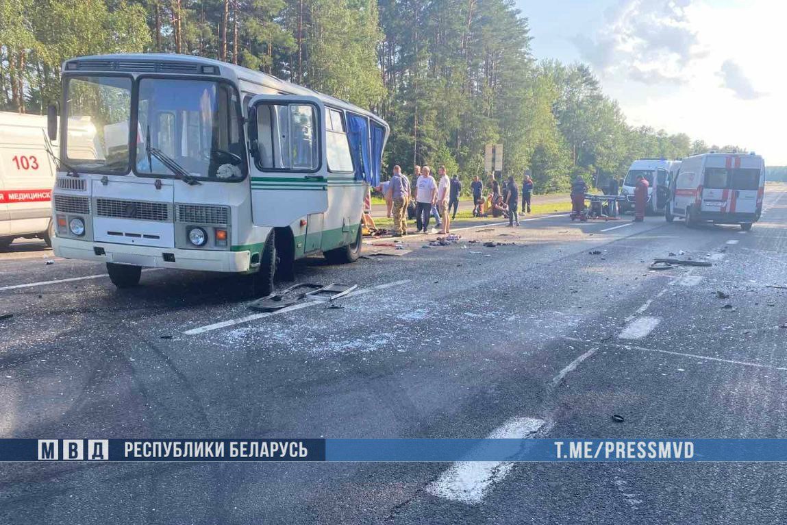 В Березовском районе произошло жесткое ДТП с участием автобуса — рассказываем подробности