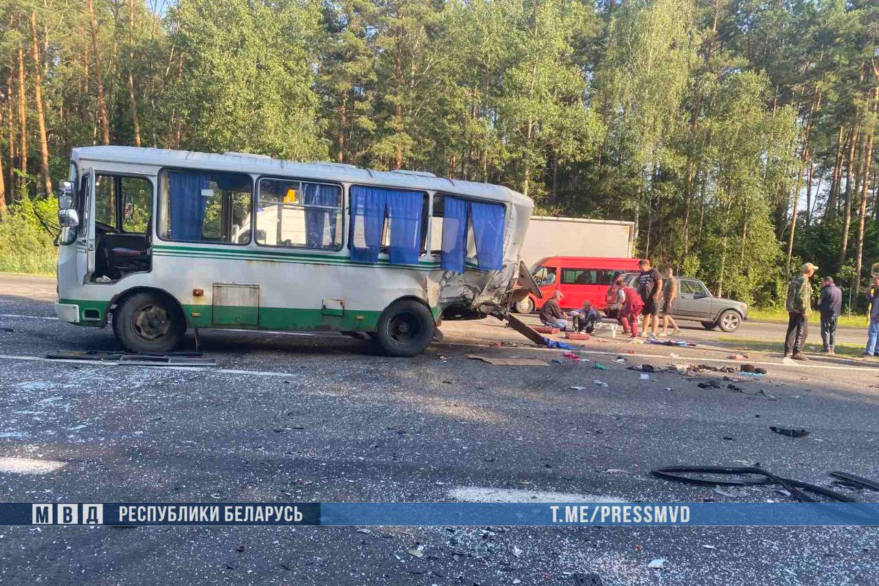 В Березовском районе произошло жесткое ДТП с участием автобуса — рассказываем подробности
