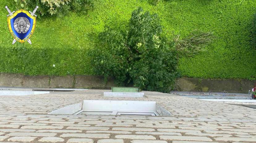 Годовалый ребенок выпал из окна пятого этажа в Могилеве