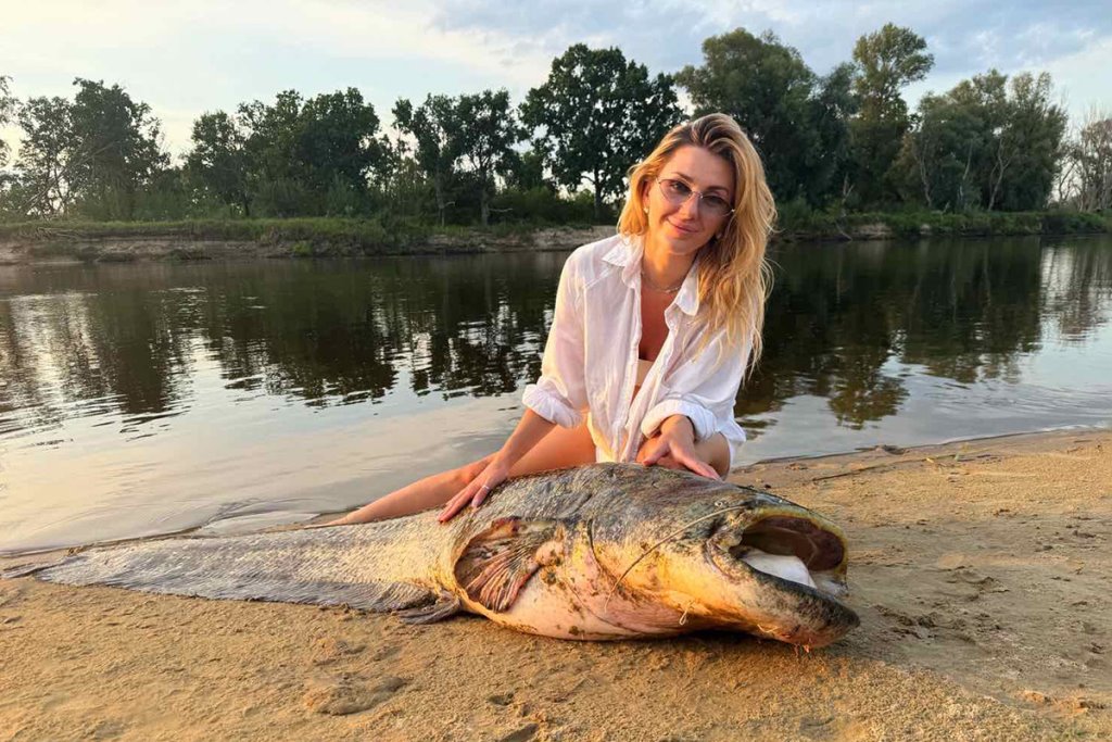 В Беларуси девушка поймала огромного сома