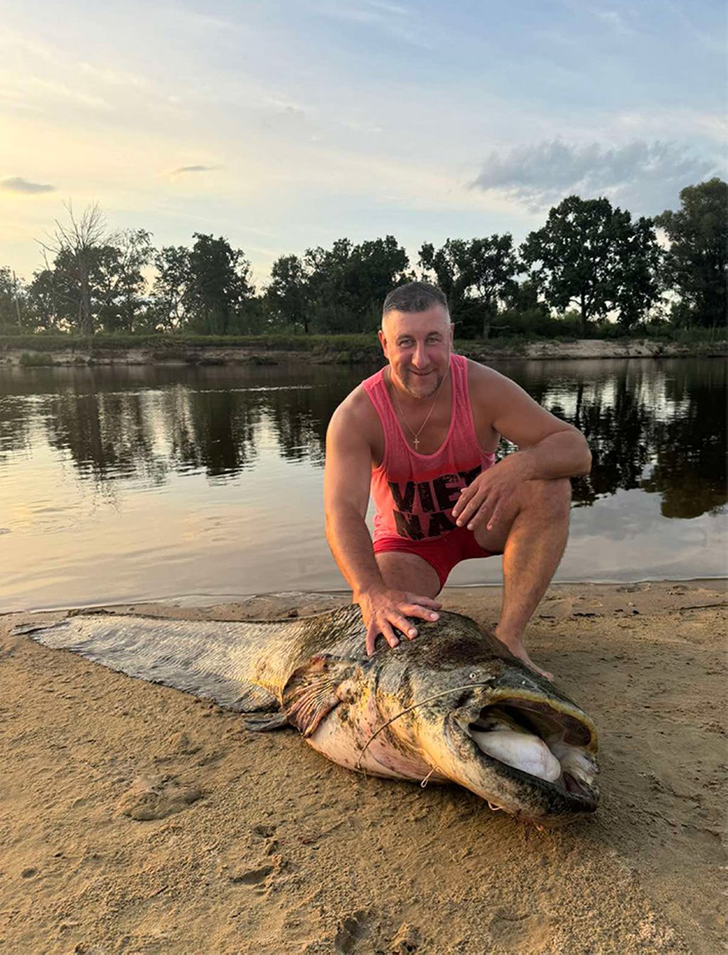 В Беларуси девушка поймала огромного сома
