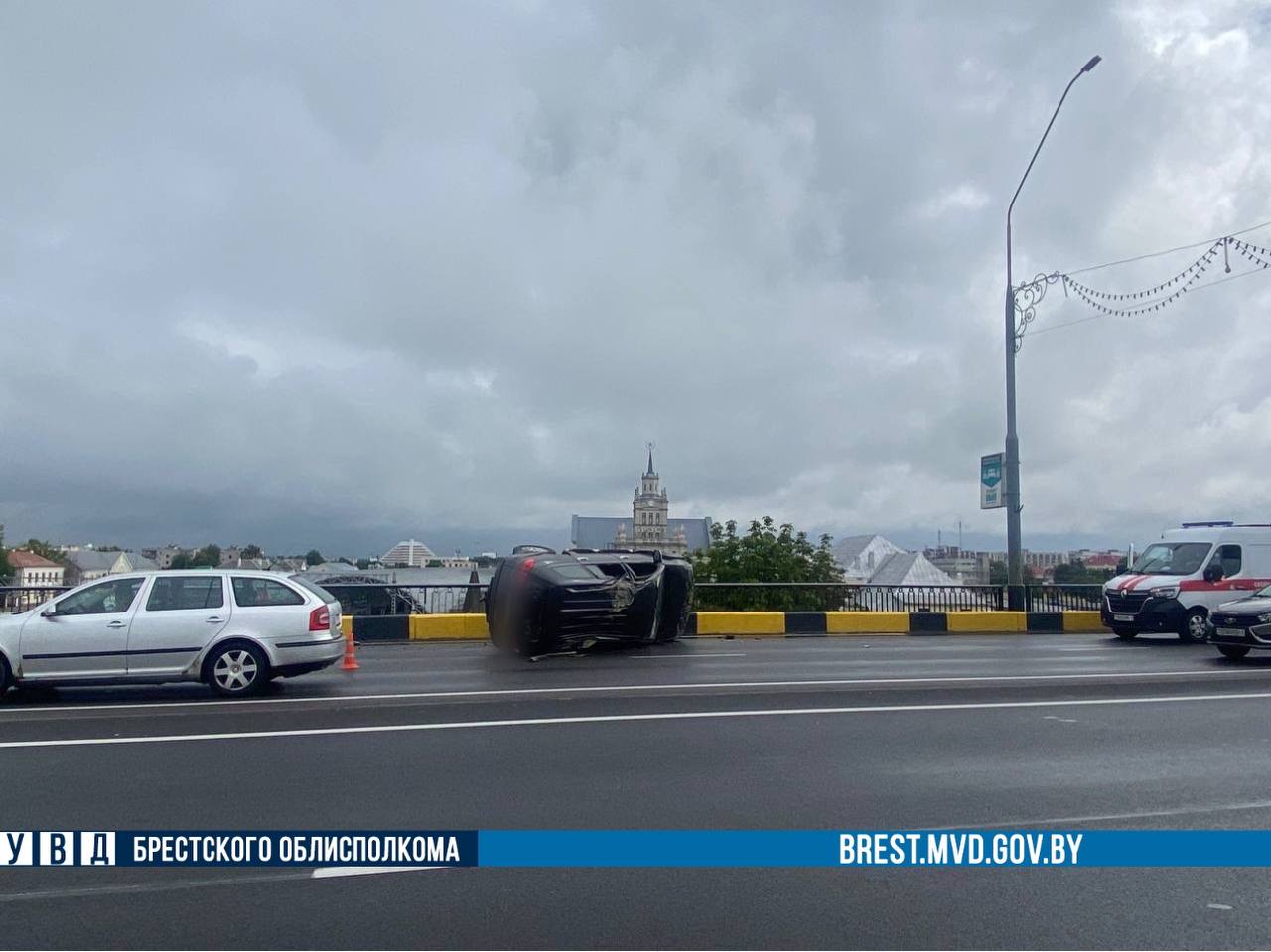 Стало известно, как на путепроводе в Бресте перевернулся Mitsubishi