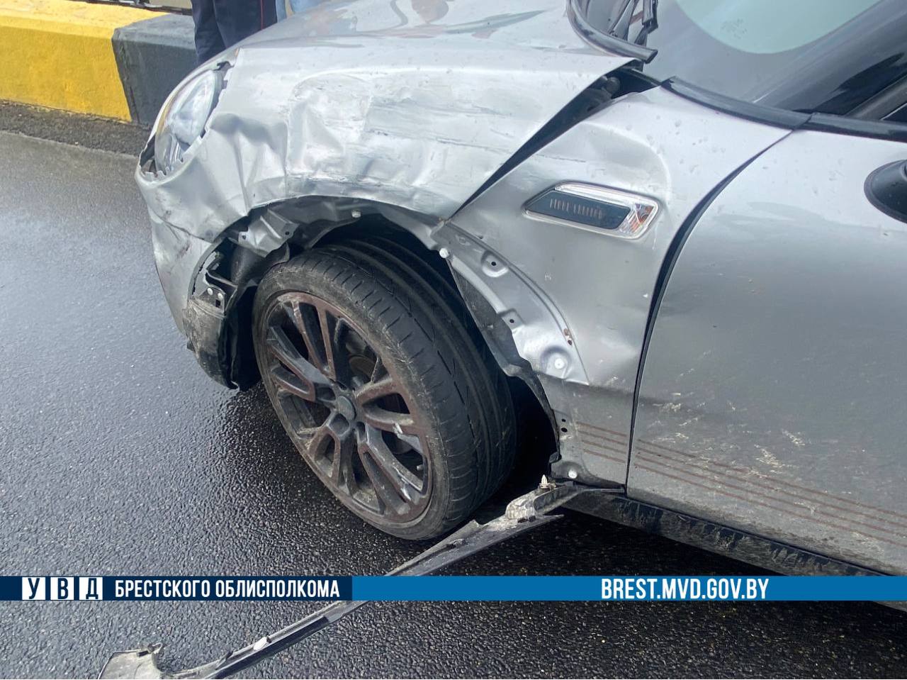 Стало известно, как на путепроводе в Бресте перевернулся Mitsubishi