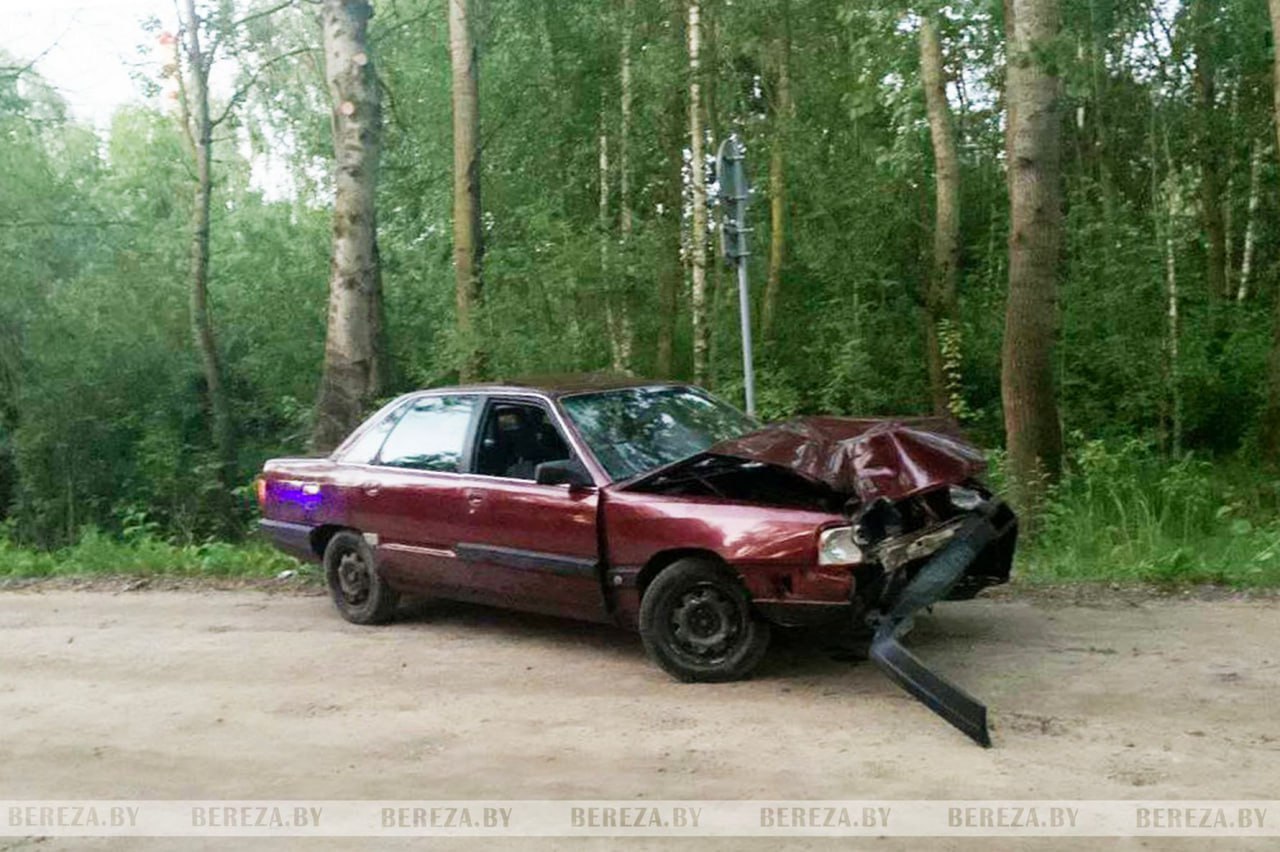 В Белоозёрске водитель Audi врезался в дерево