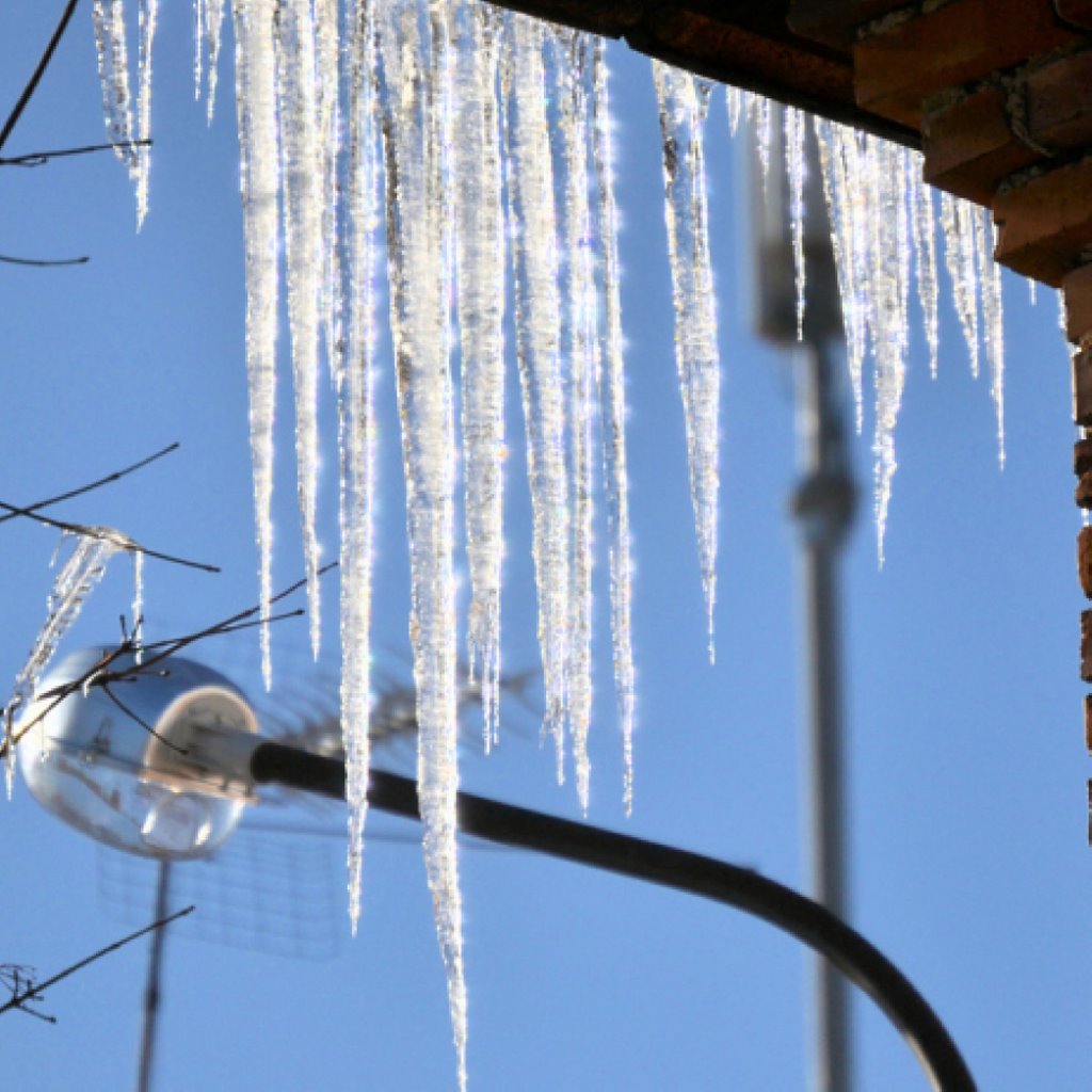 В Беларуси женщина погибла из-за рухнувшей с крыши наледи — ее сын запросил компенсацию в 200 тысяч рублей. Что решил суд?