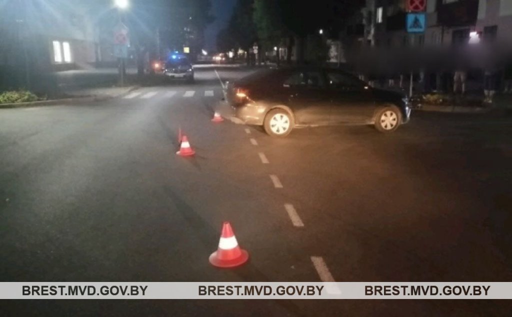 В Кобрине столкнулись Volkswagen и мотоцикл — пострадали подростки