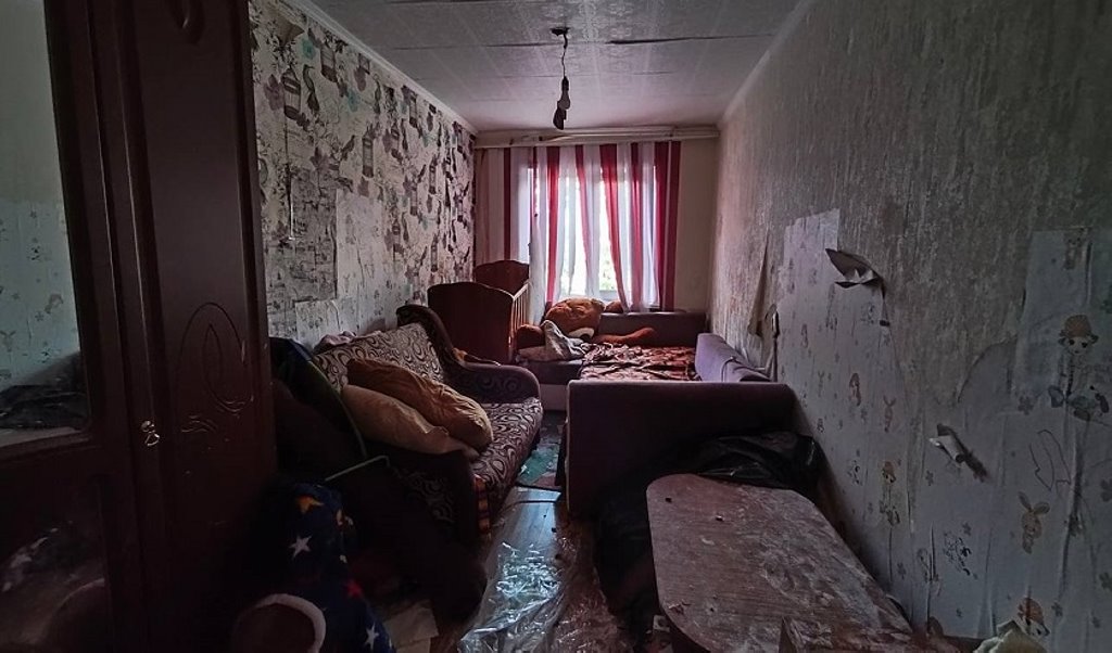 2-летняя девочка выпала из окна, пока мать была в соседней комнате