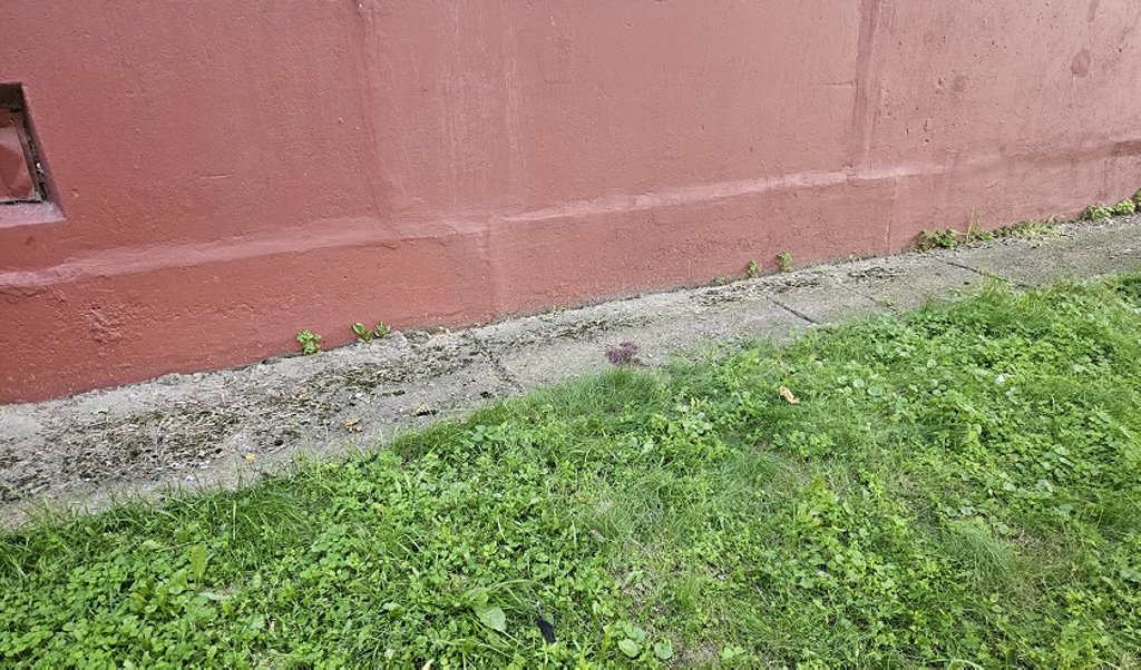 2-летняя девочка выпала из окна, пока мать была в соседней комнате