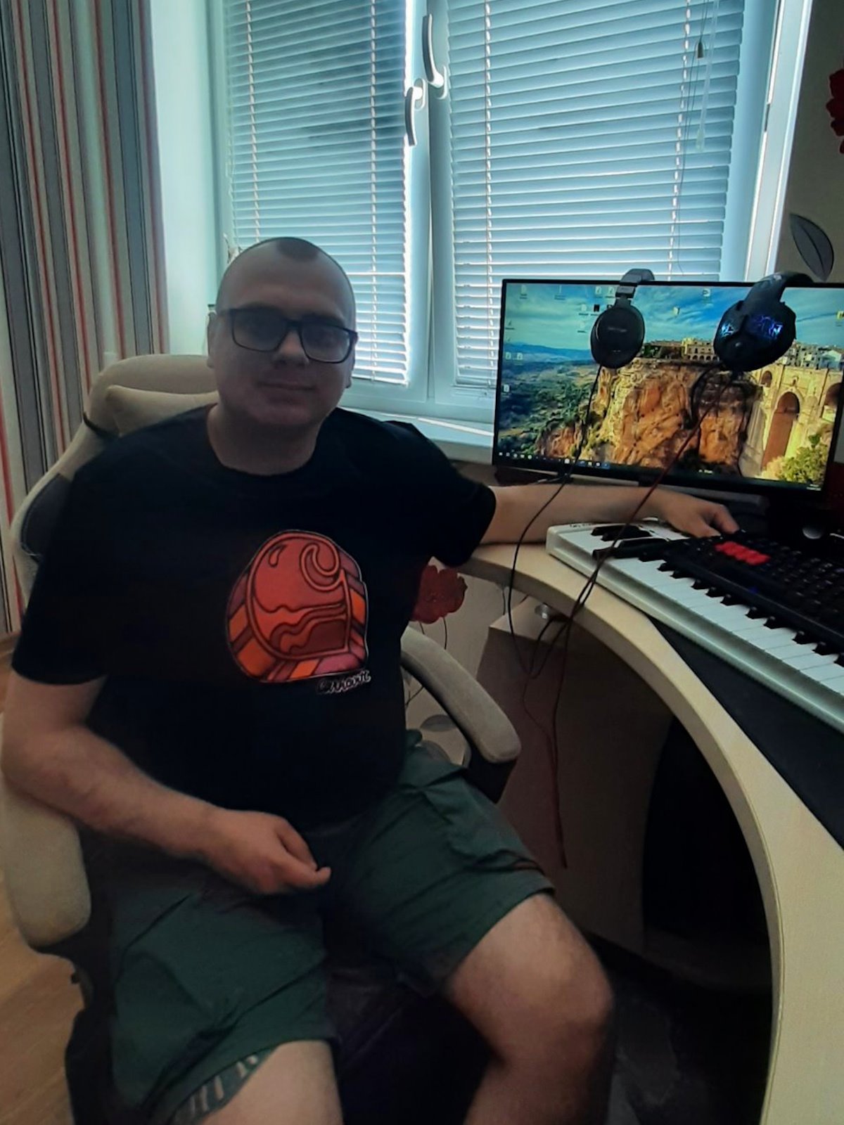 За прилавком — артисты, охотники, музыканты: Необычные таланты сотрудников компании ЕВРОТОРГ