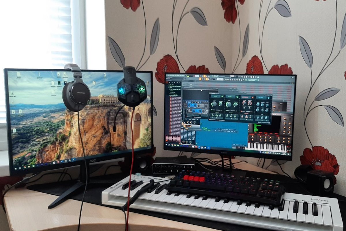 За прилавком — артисты, охотники, музыканты: Необычные таланты сотрудников компании ЕВРОТОРГ