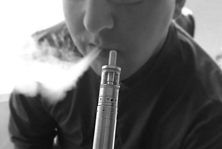В Беларуси дети с 10 лет начинают курить электронные сигареты - что за это будет родителям