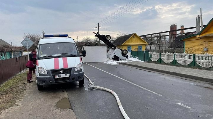 Грузовик перевернулся в Березе, пострадал водитель