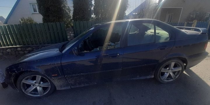 Житель частного дома не выдержал шума и бросил камень в проезжавший мимо BMW
