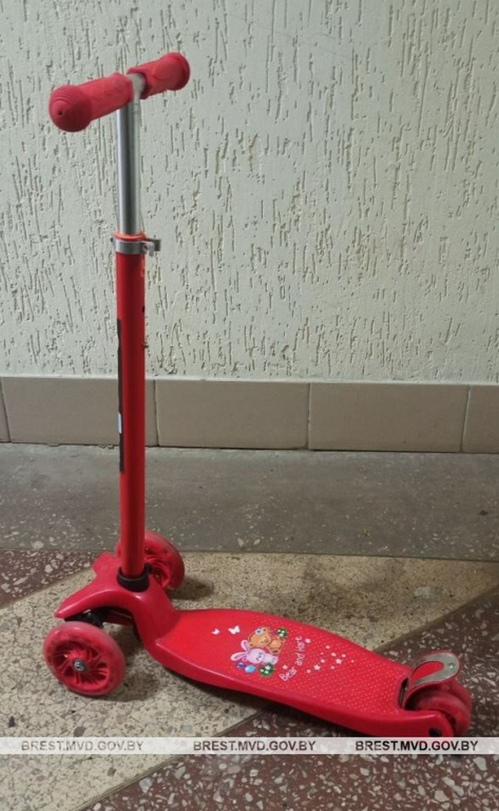 В Пинске два «гастролёра» похитили с рынка роликовые коньки и самокат