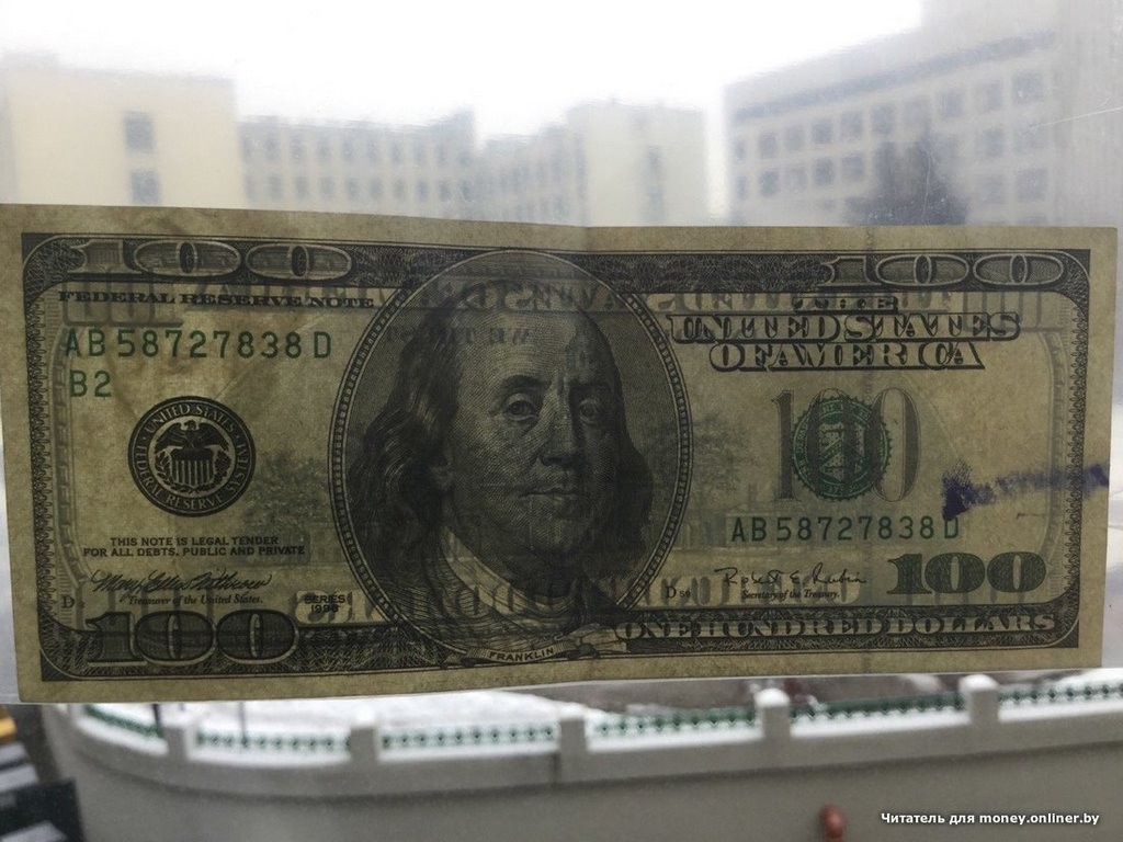 Белорусу досталась редкая купюра в $100. Найдете что-то очень странное?