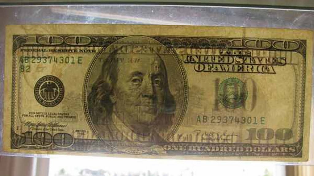 Белорусу досталась редкая купюра в $100. Найдете что-то очень странное?