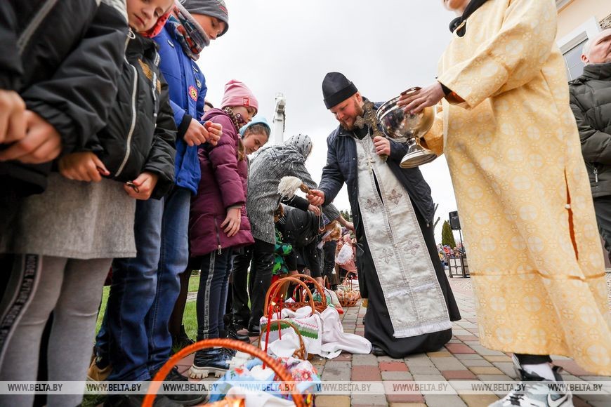 Освящение праздничной трапезы накануне празднования православной Пасхи прошло в Брестском районе.