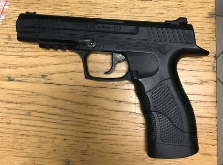 В Гродно мужчина, угрожая пистолетом, заставил студентку оказать интимную услугу