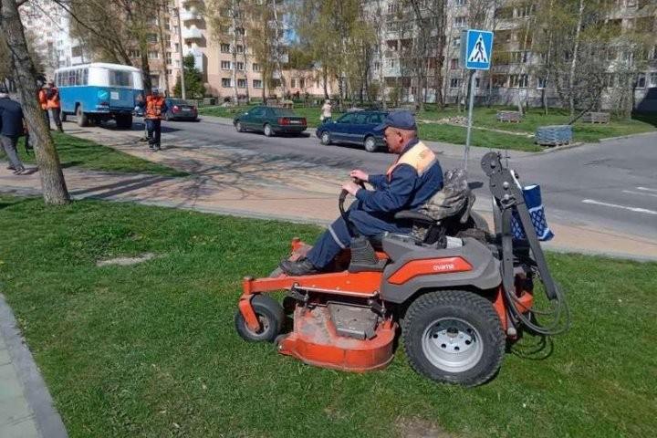 Брестские коммунальники приступили к активному покосу городских газонов