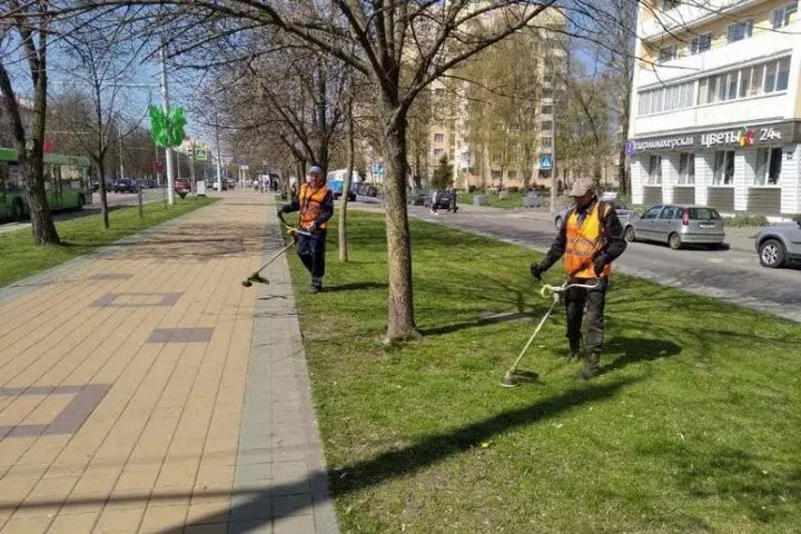 Брестские коммунальники приступили к активному покосу городских газонов