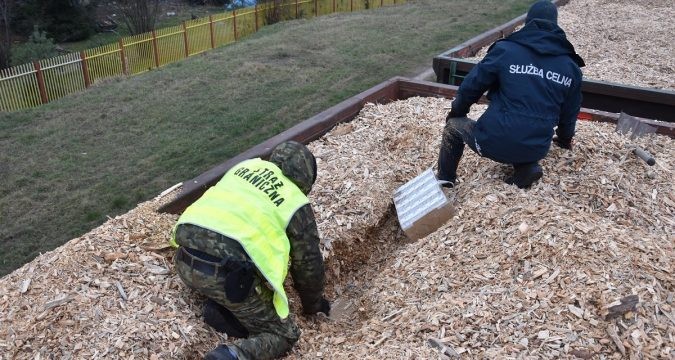 В Тересполе задержали белорусов которые сбрасывали сигареты с локомотива