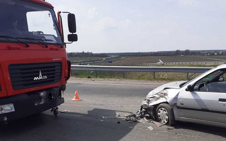 Легковой автомобиль и грузовик столкнулись недалеко от Барановичей