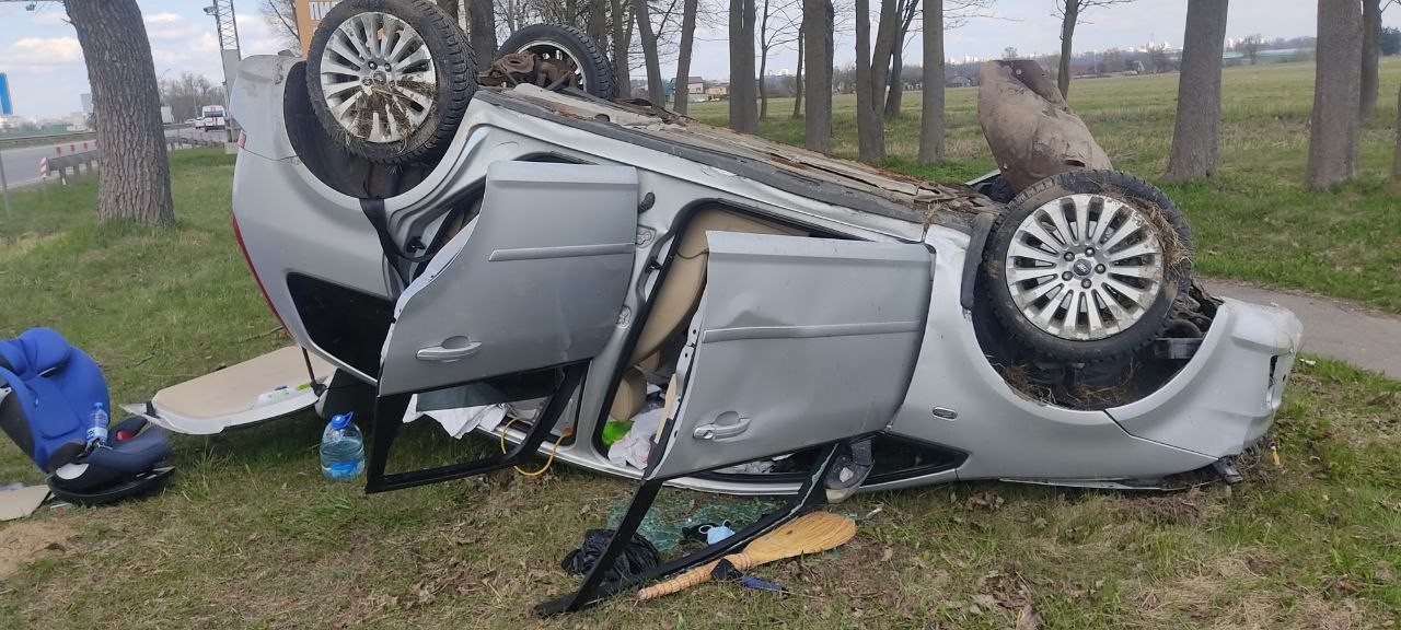 Водитель Lada создал аварийную ситуацию на Р-23 – в результате опрокинулся Ford с 5-летним ребенком