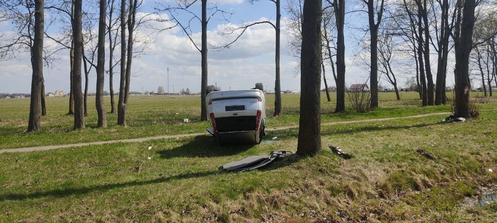 Водитель Lada создал аварийную ситуацию на Р-23 – в результате опрокинулся Ford с 5-летним ребенком