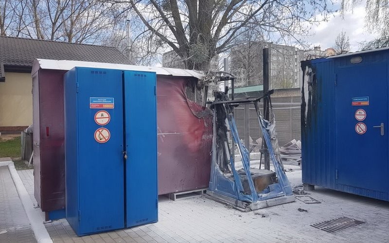 Пластиковый биотуалет загорелся на автозаправке в Барановичах