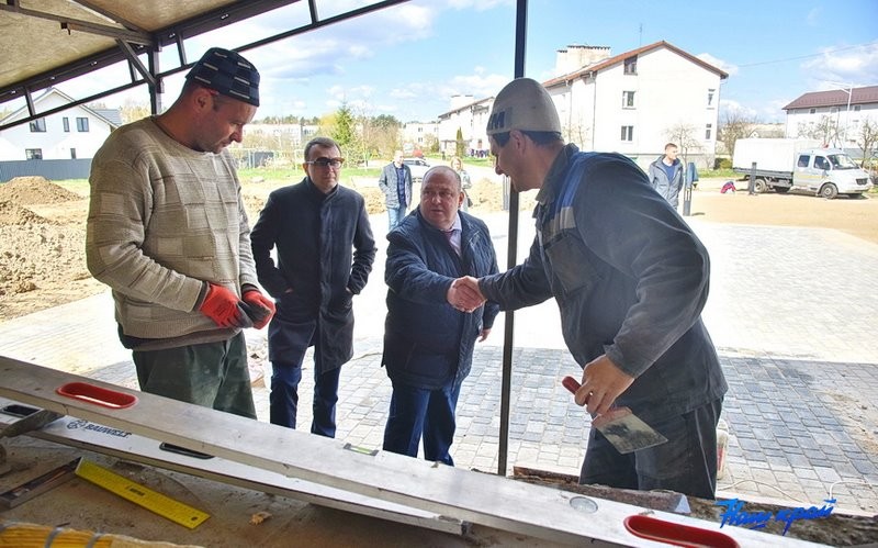 Под контролем. Как идет благоустройство двора в Барановичах, где упал самолет