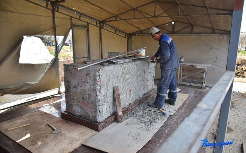 Под контролем. Как идет благоустройство двора в Барановичах, где упал самолет