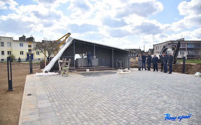 Под контролем. Как идет благоустройство двора в Барановичах, где упал самолет