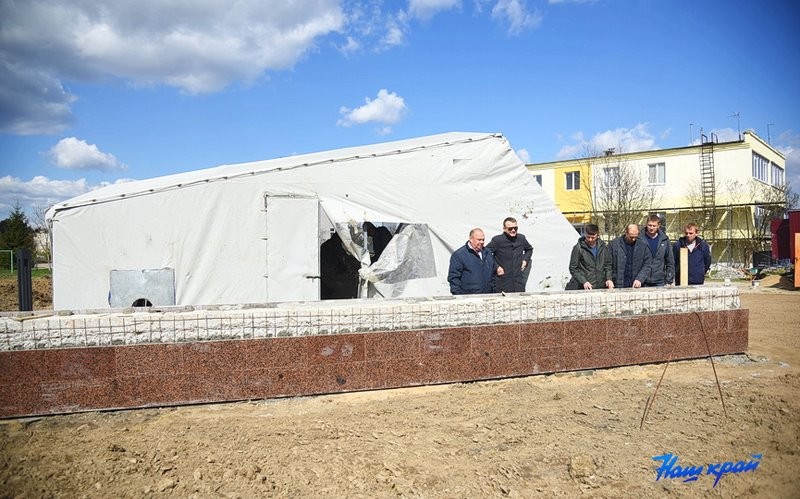 Под контролем. Как идет благоустройство двора в Барановичах, где упал самолет