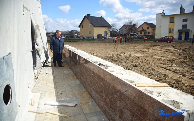 Под контролем. Как идет благоустройство двора в Барановичах, где упал самолет