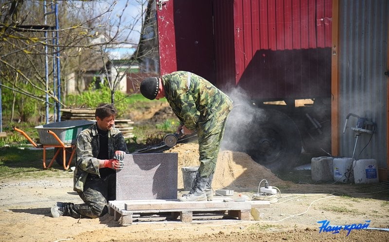 Под контролем. Как идет благоустройство двора в Барановичах, где упал самолет