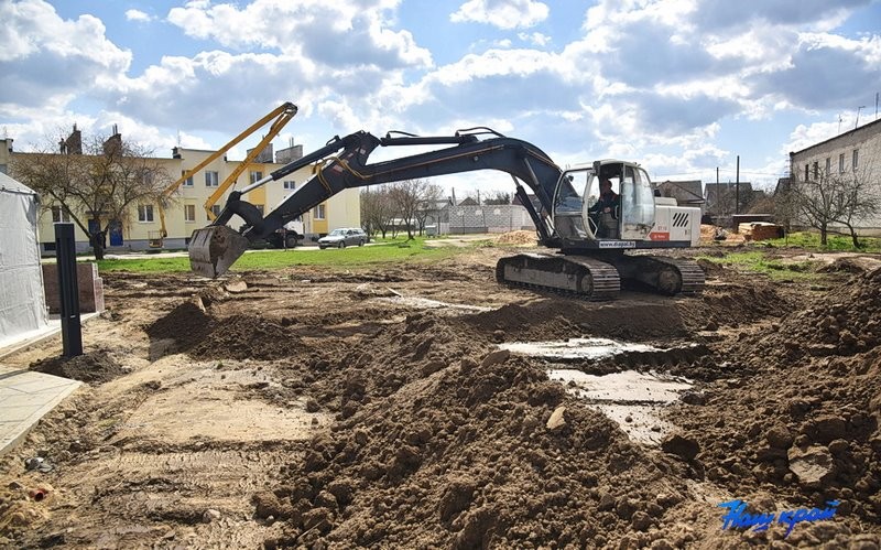 Под контролем. Как идет благоустройство двора в Барановичах, где упал самолет