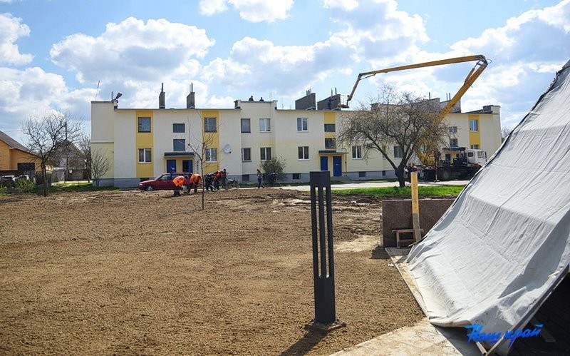 Под контролем. Как идет благоустройство двора в Барановичах, где упал самолет