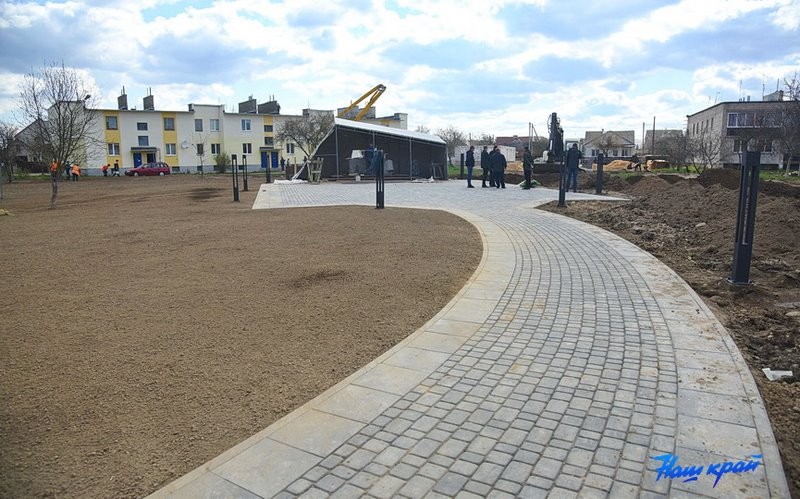 Под контролем. Как идет благоустройство двора в Барановичах, где упал самолет