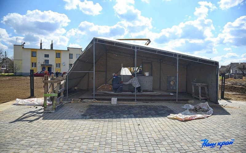 Под контролем. Как идет благоустройство двора в Барановичах, где упал самолет