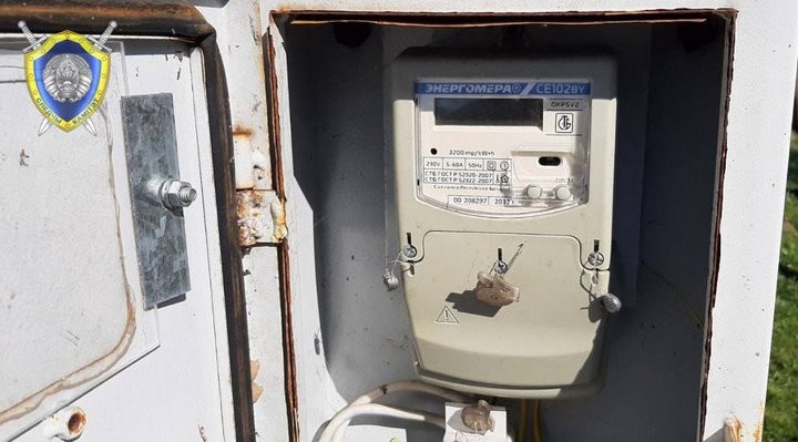 Белорус найден мертвым на даче. Его травмы указывают на удар током 