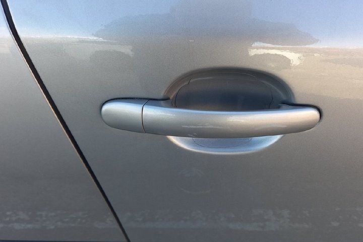 На парковке торгового центра тележка «приехала» в автомобиль. Кто ответит