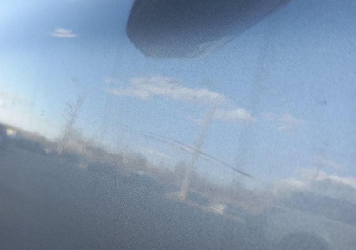 На парковке торгового центра тележка «приехала» в автомобиль. Кто ответит